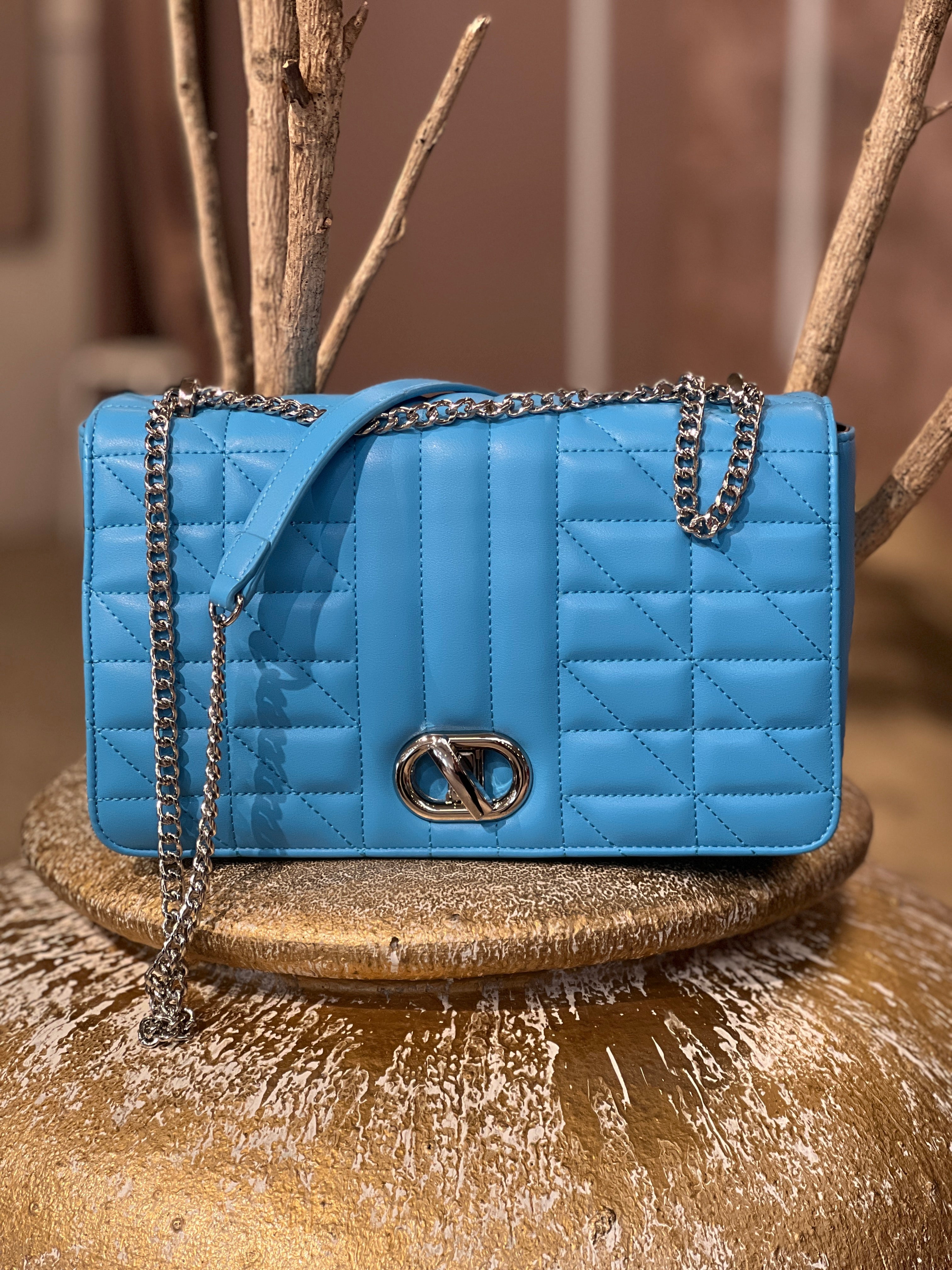 Hallie - Stor korsväska med silverfärgad kedja och stängning